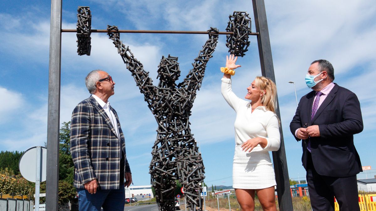 Lydia Valentín con Alejandro Blanco y Eduardo Morán inaugurando su escultura. | ICAL