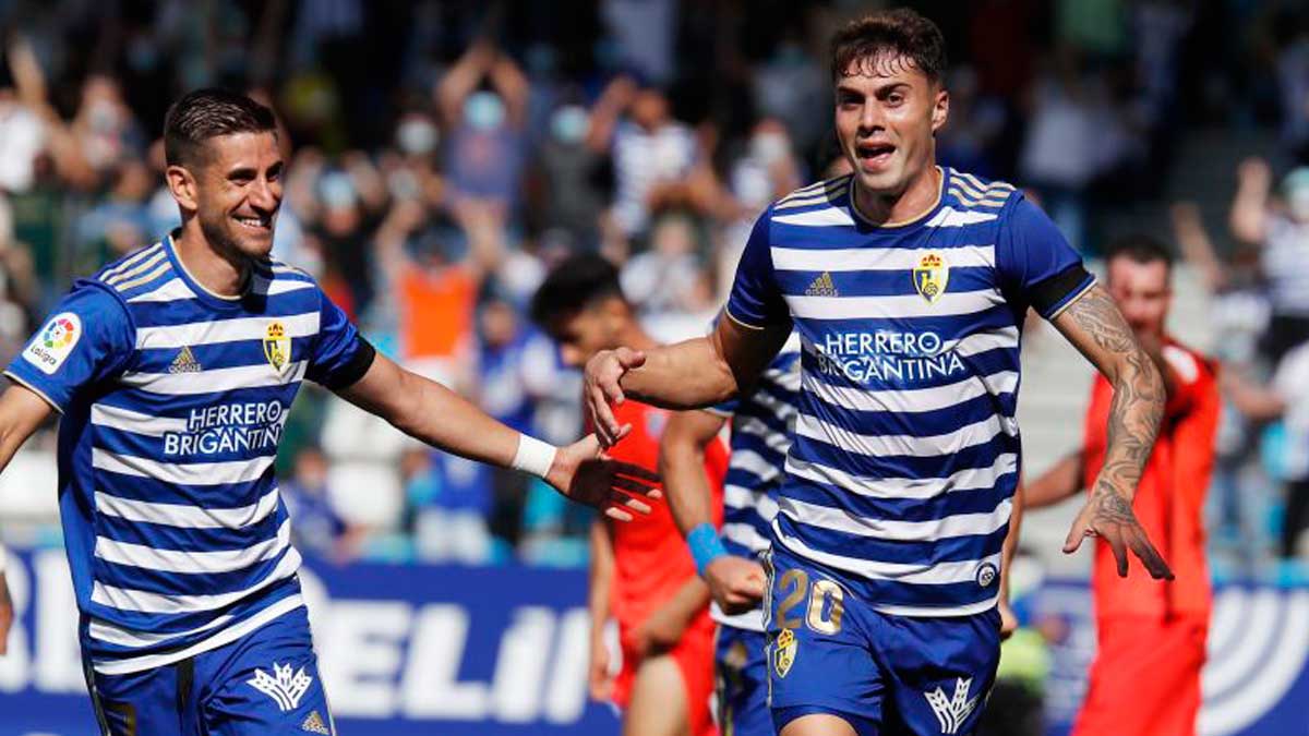 Naranjo celebra uno de sus goles con sus compañeros. | LA LIGA