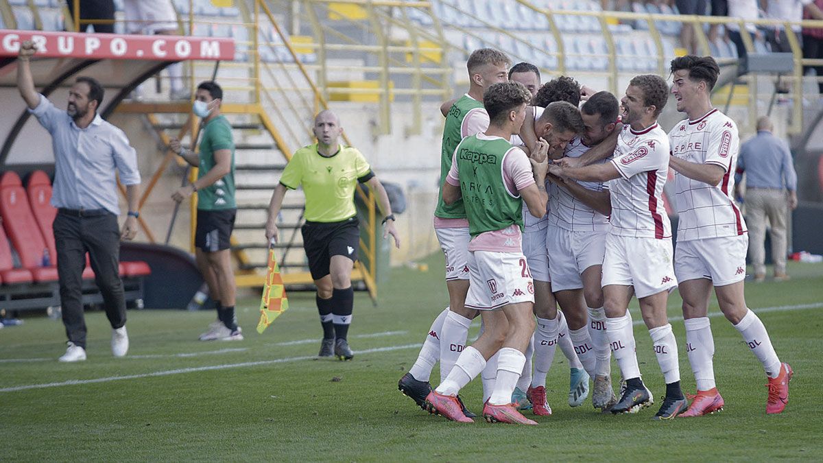La Cultural celebra un gol frente al Athletic B en el partido disputado esta temporada. | MAURICIO PEÑA