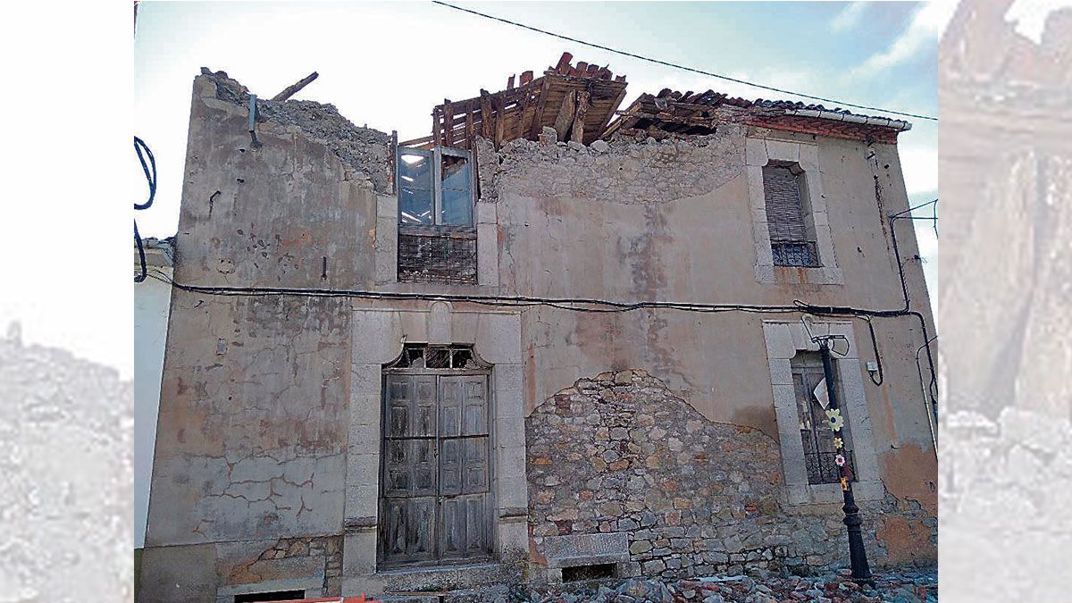En la imagen, casa que ha comenzado a derrumbarse en La Pola. | E. NIÑO