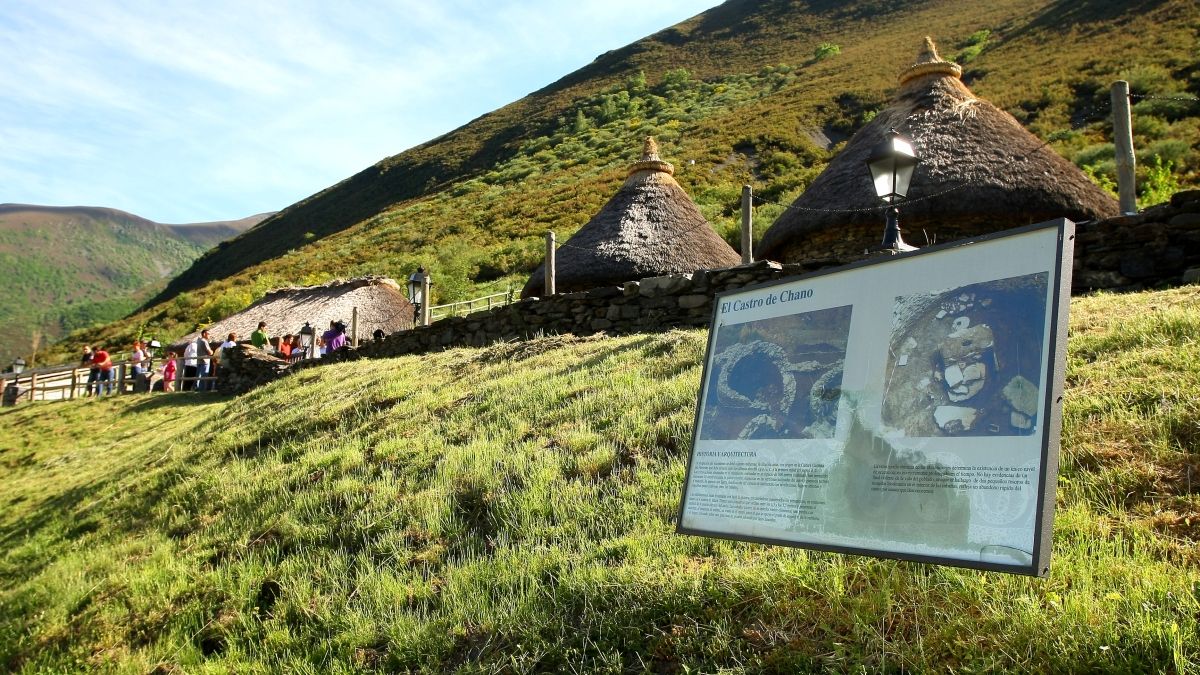 Imagen de archivo de una visita al Castro del Chano en El Bierzo. | ICAL