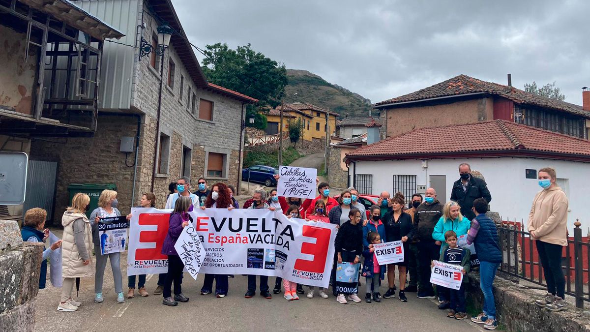 Varios vecinos participan en la concentración en Geras de Gordón. | L.N.C.