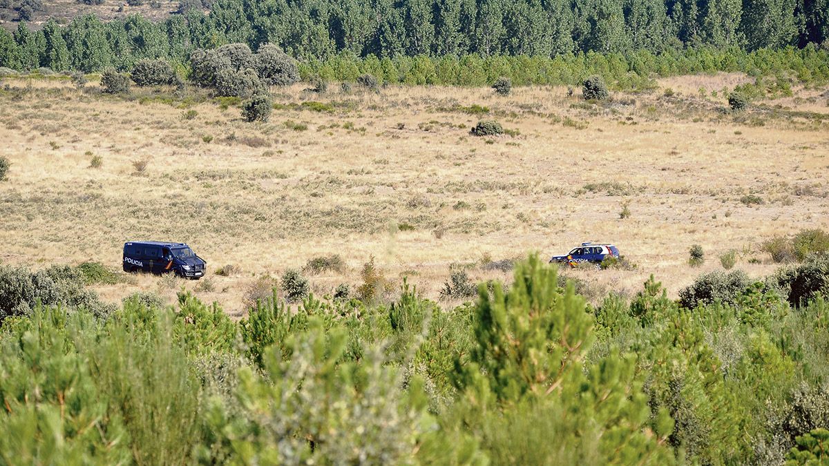 Parte del dispositivo desplegado ayer en la zona de la Ruta Jacobea a su salida de Astorga, en las inmediaciones de Santa Catalina. | DANIEL MARTÍN