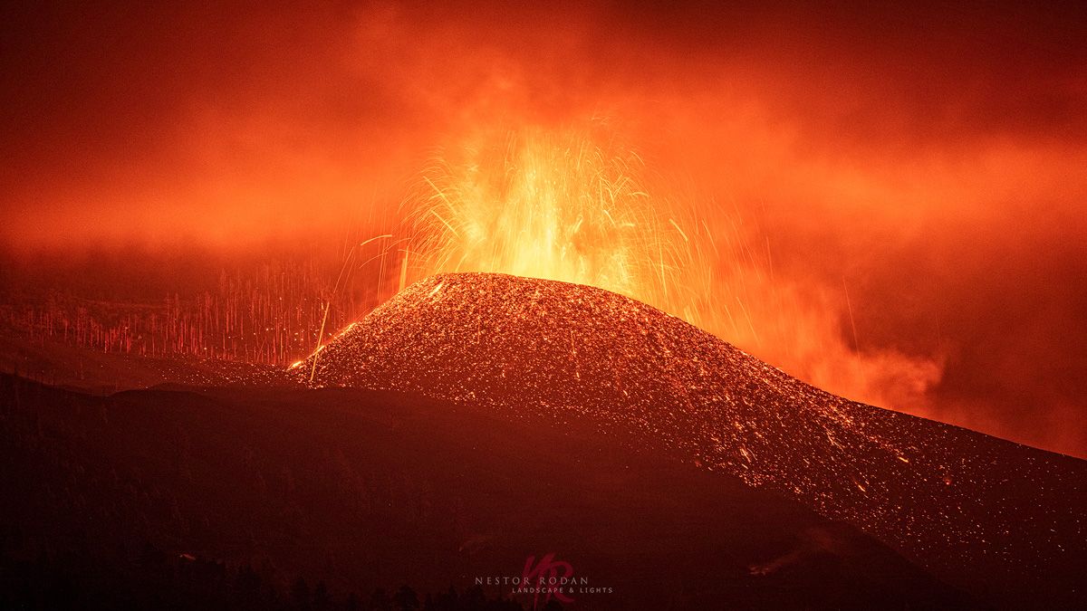 El volcán expulsa lava en la primera semana de erupción. | NÉSTOR RODAN