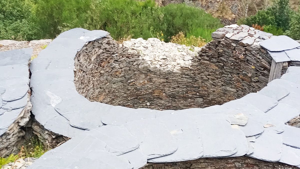 Imagen con ,la caseta derrumbada, en el yacimiento del castro de Chano, en el valle de Fornela.