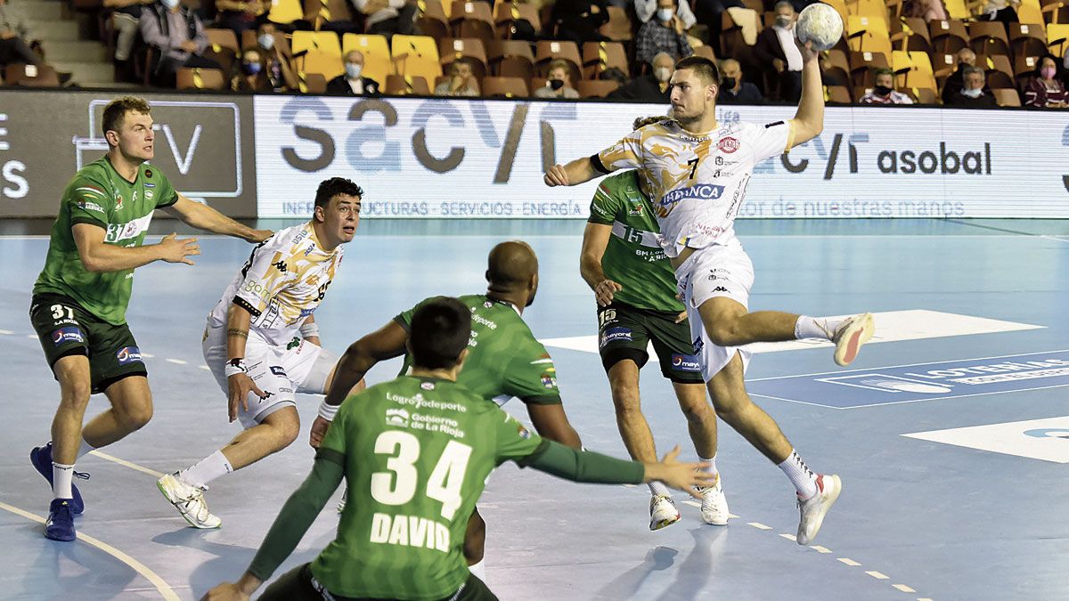 Jozinovic se dispone a lanzar desde nueve metros durante el encuentro de liga frente a La Rioja. | SAÚL ARÉN