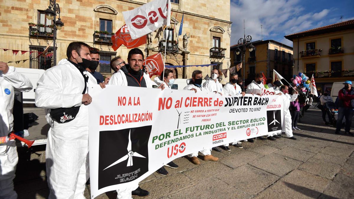 Manifestantes por el empleo en Júpiter Bach frente a Botines. | SAÚL ARÉN