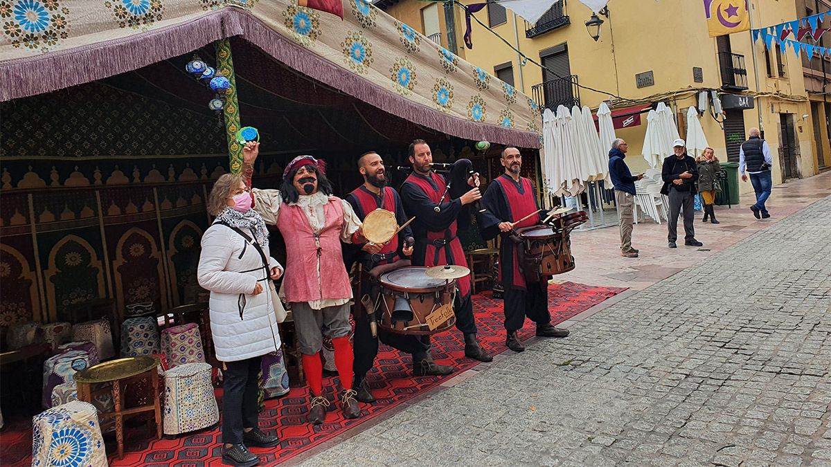 El Mercado Medieval de las Tres Culturas está instalado en el entorno de San Isidoro y el Parque del Cid. | L.N.C.