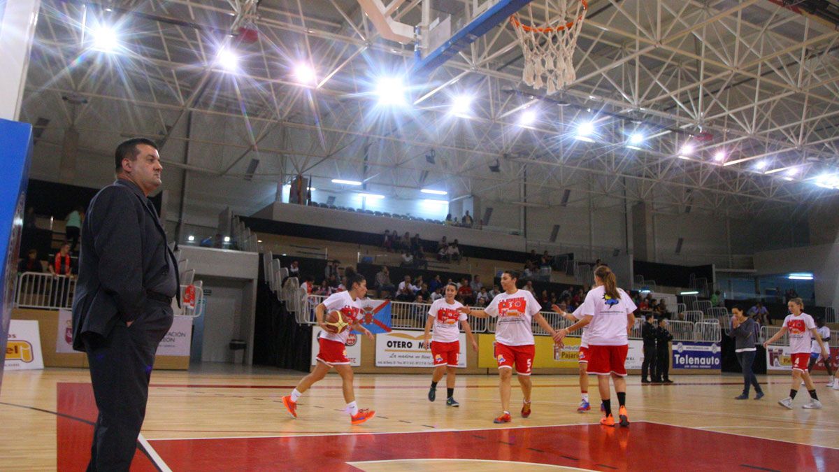 'Chiqui' Barros da órdenes durante un entrenamiento de pretemporada. | L. N. C.