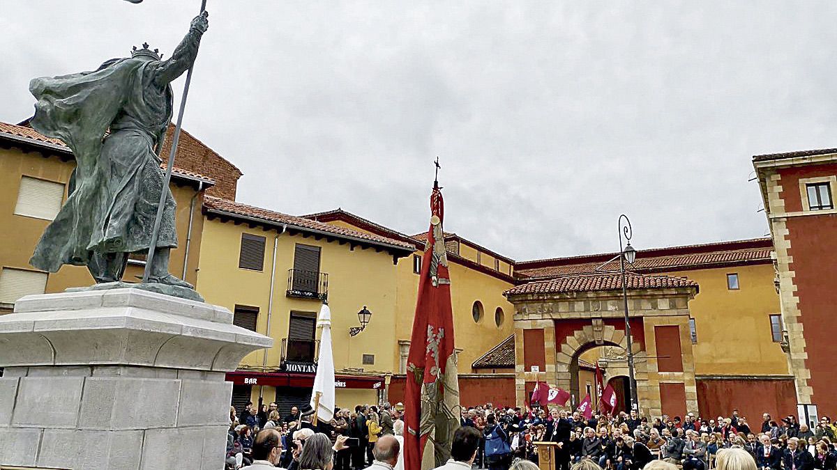 Inauguración de la estatua del rey Alfonso IX el 13 de abril de 2019. | L.N.C.