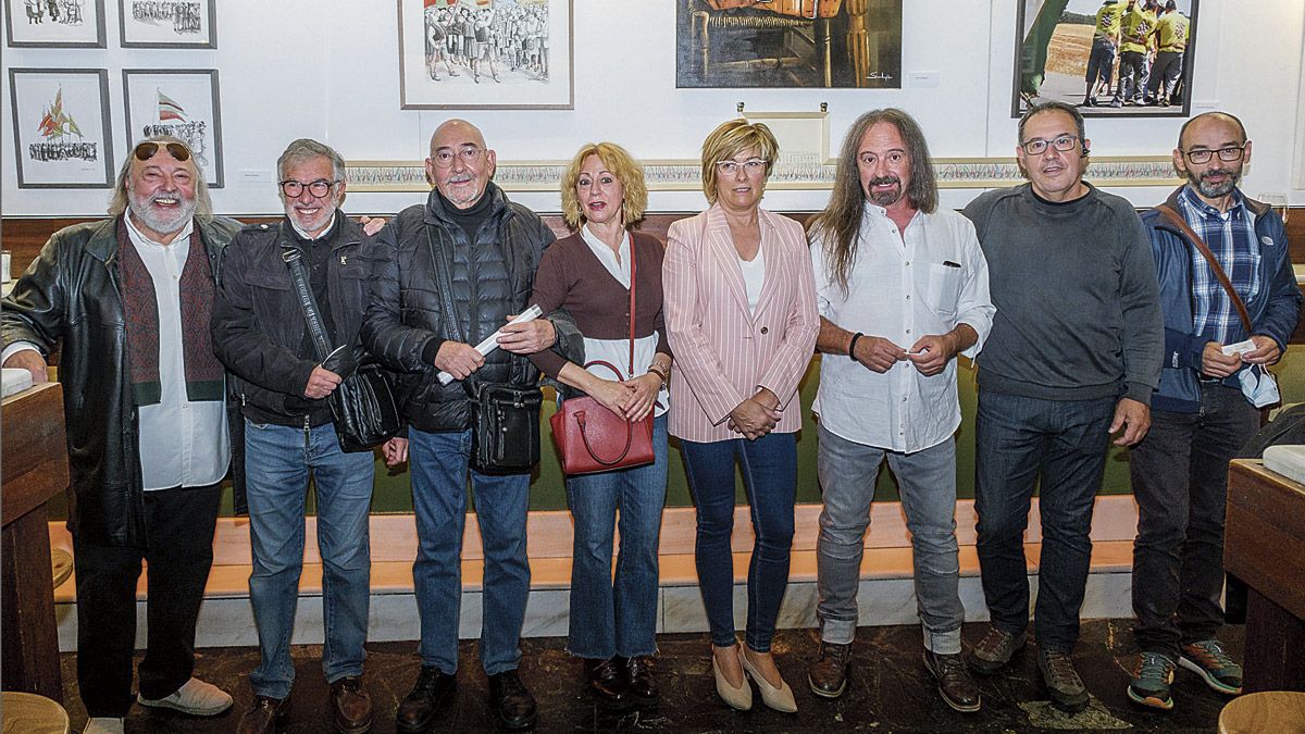 Artistas, organizadores y patrocinadores de la exposición, este miércoles en el Camarote Madrid. | VICENTE GARCÍA