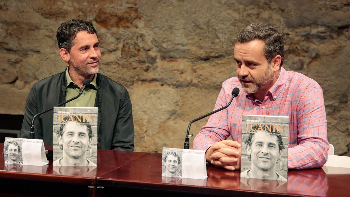 Juan García Lorenzana, 'Juanín', y David Rubio durante la presentación. | ICAL