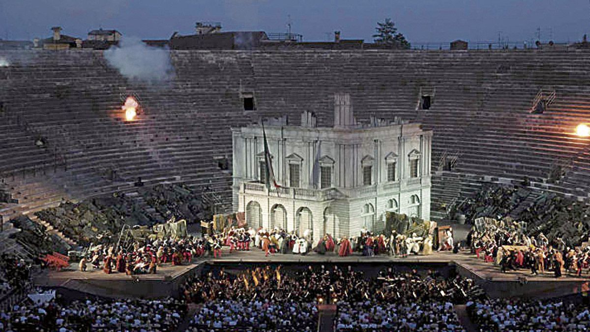 El espectacular escenografía para la ópera ‘Babucco’ en la Arena de Verona.