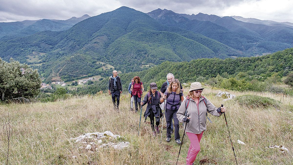 El camino sube convertido en sendero. | VICENTE GARCÍA