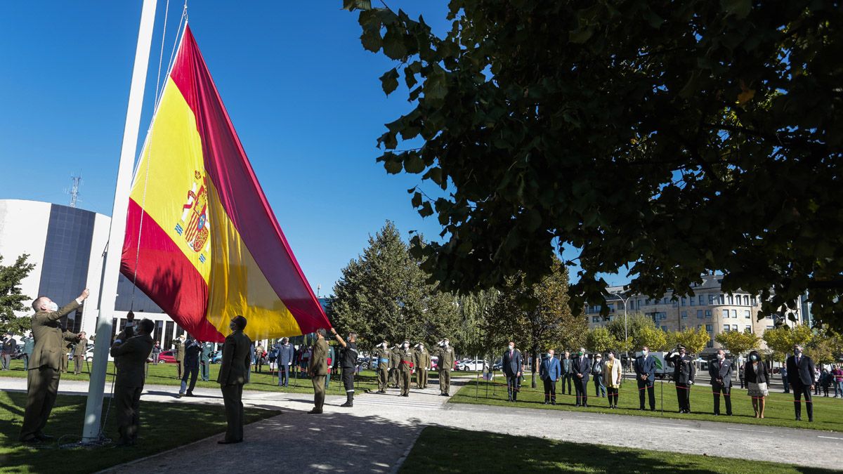 Un instante del izado de la bandera de España en la explanada de la Junta. | CAMPILLO (ICAL)