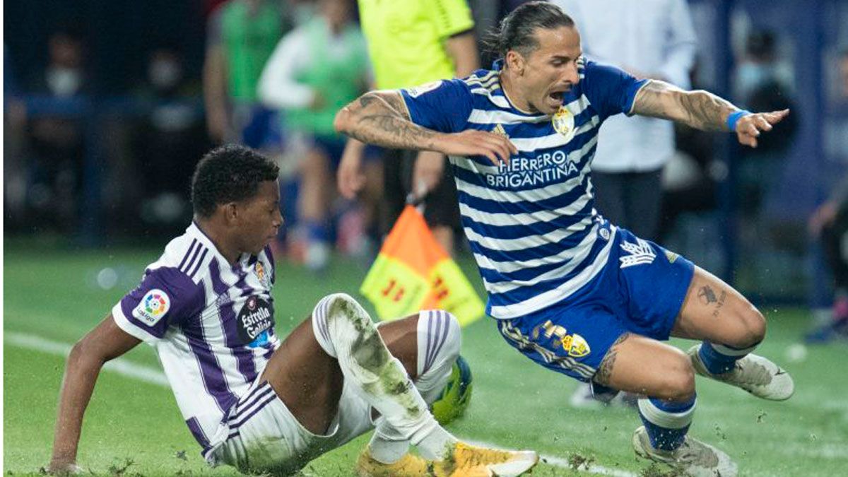 Ríos Reina es derribado por un defensor del Valladolid durante el último encuentro liguero. | LALIGA