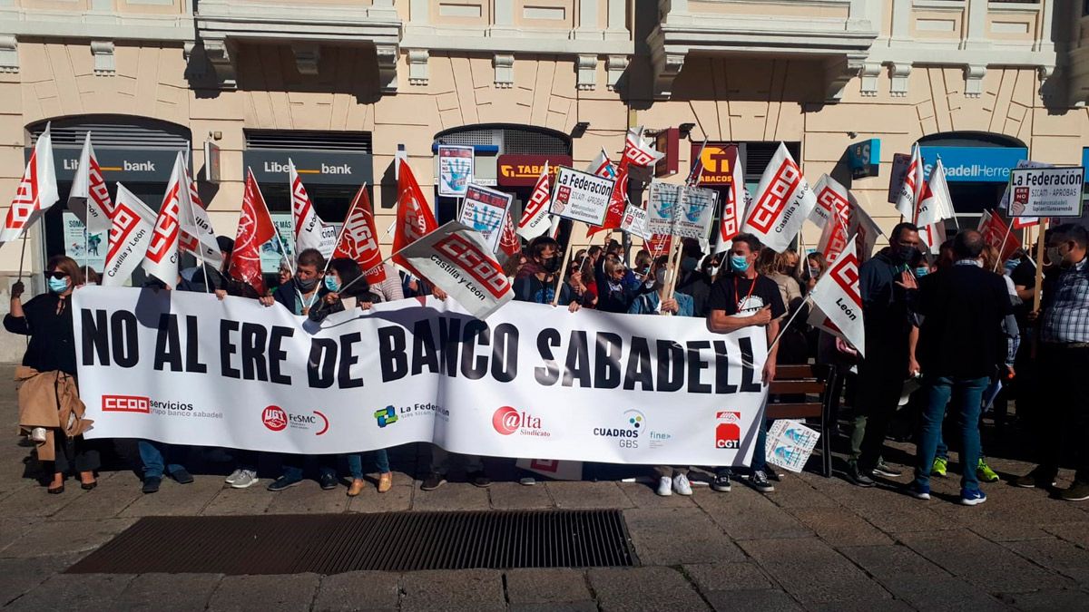 Concentración contra el Banco Sabadell en el centro de León. | L.N.C.