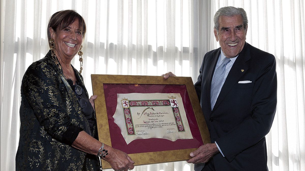 La empresaria Olga Beberide recibe el premio ‘Leonesa del Año 2020’ de manos de Fernando Suárez. | SAÚL ARÉN