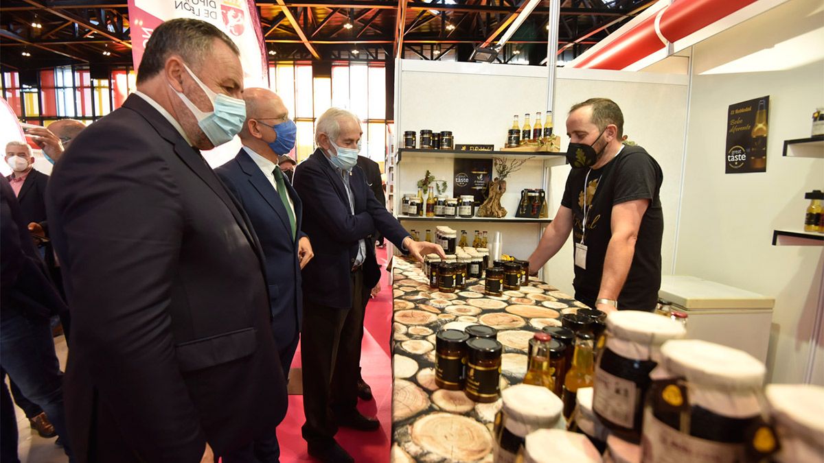 De izquierda a derecha, Eduardo Morán, José Miguel Herrero y Matías Llorente visitan el expositor de Miel El Robledal. | SAÚL ARÉN De izquierda a derecha, Eduardo Morán, José Miguel Herrero y Matías Llorente visitan el expositor de Miel El Robledal. | SAÚL ARÉN
