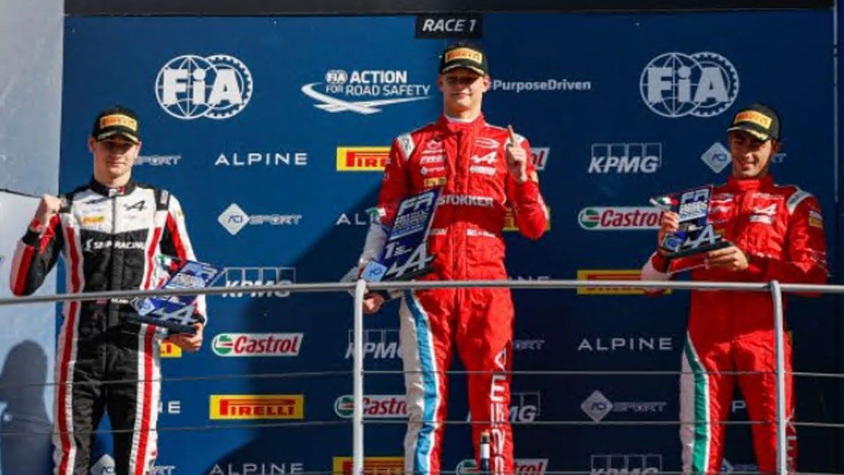 Vidales, a la derecha, en el pódium con su trofeo. | FORMULA REGIONAL EUROPEA