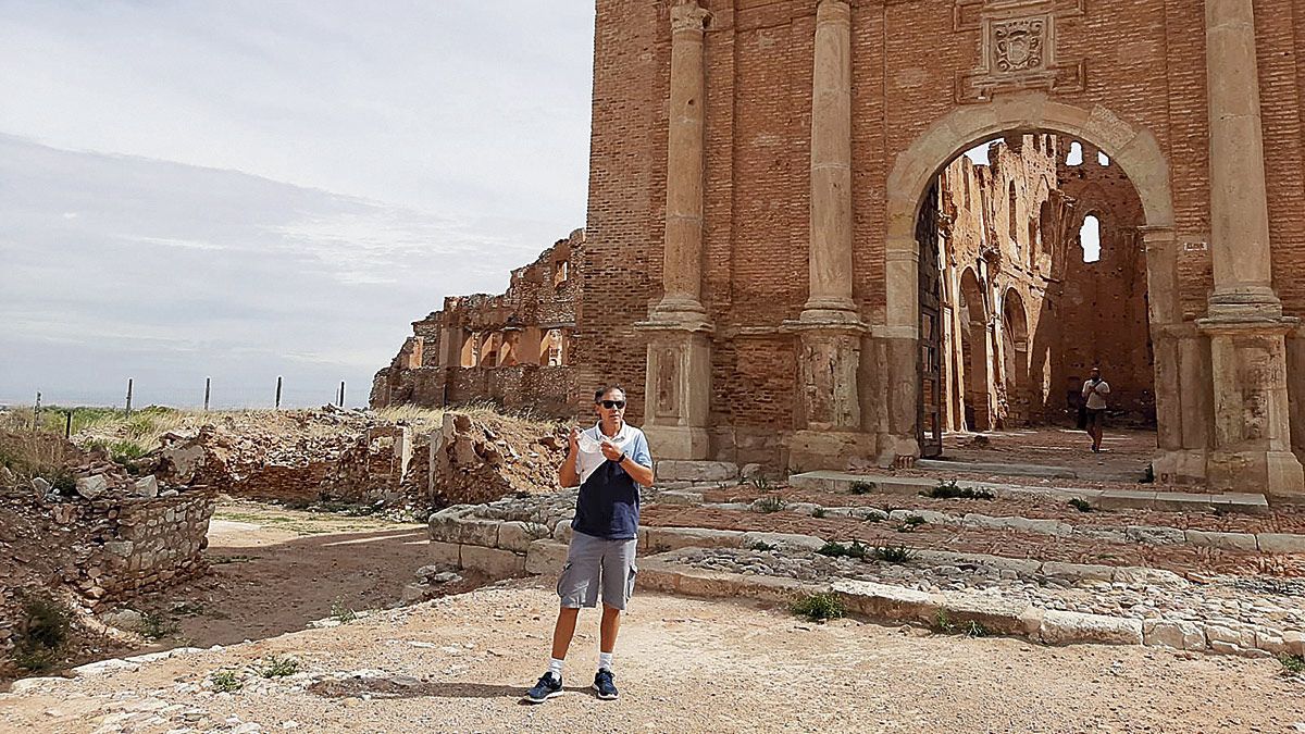 Rubén Alonso de Ponga recorrió los escenarios de la novela;en la foto, en Belchite.