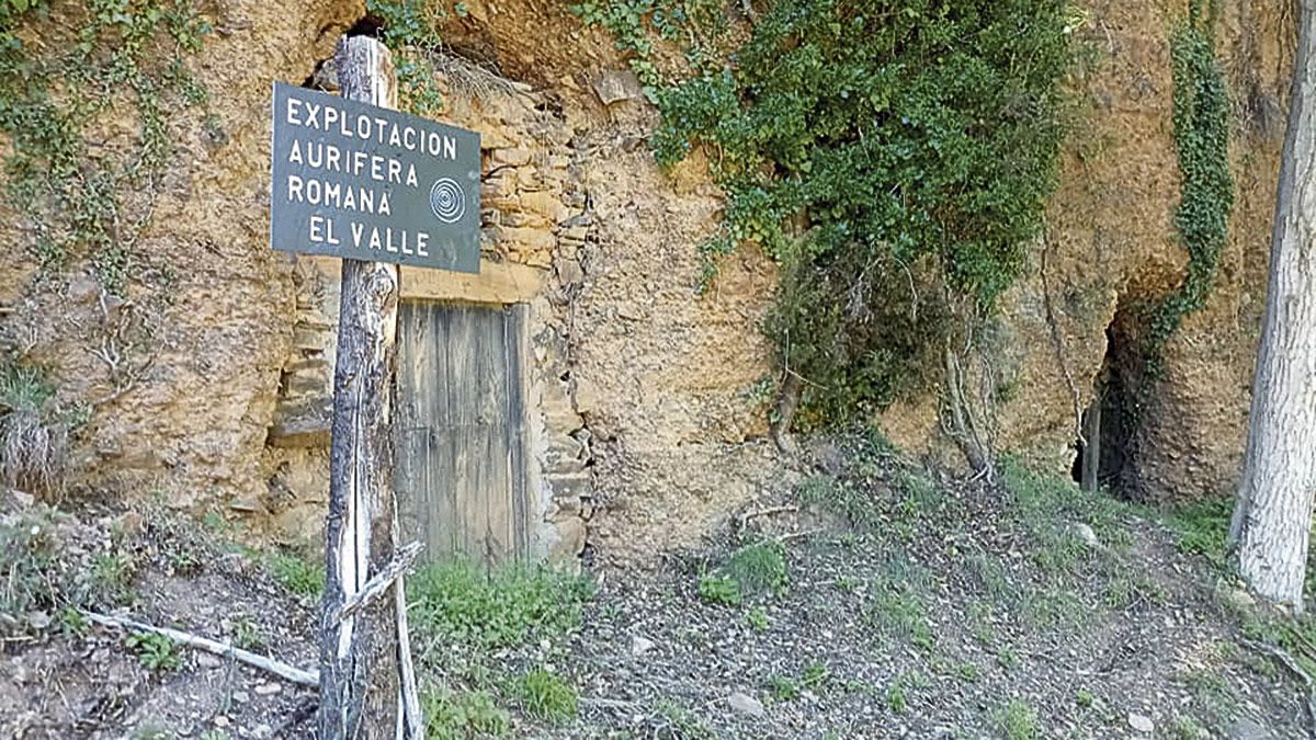 Una de las señas de identidad de Santalavilla son esas bodegas escavadas en la tierra como galerías de una vieja mina romana. | JORGE ARIAS (iec)