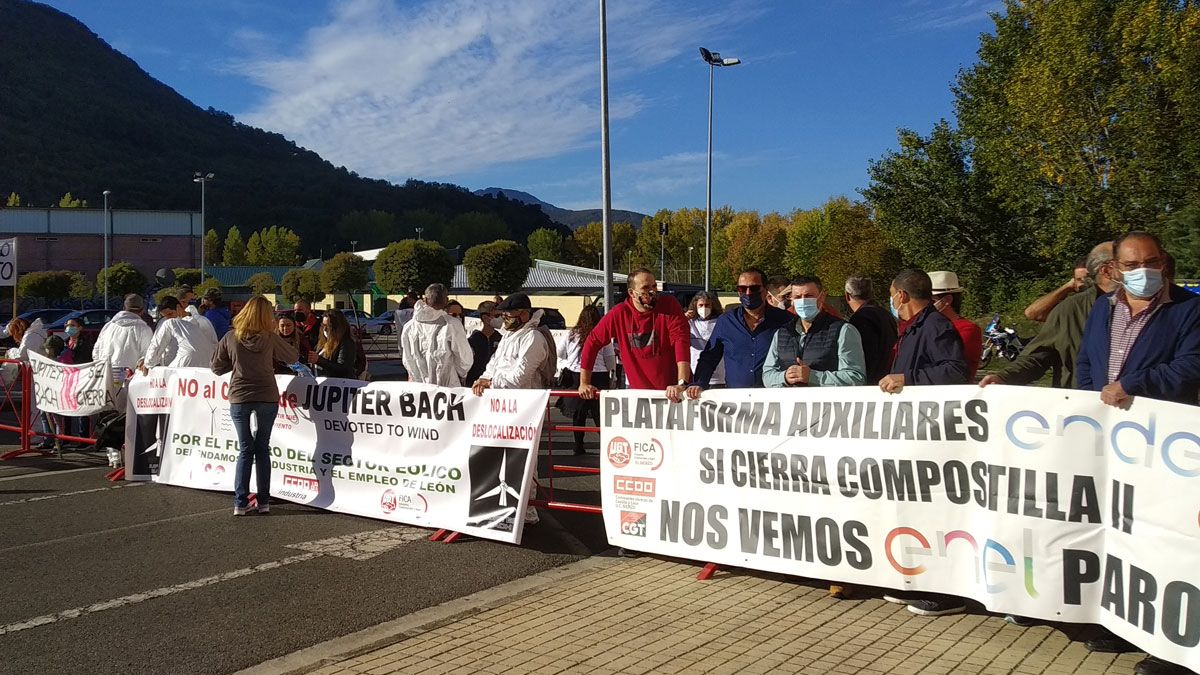 Manifestantes a las puertas del Pabellón José Arroyo de Ponferrada a la espera de la visita del presidente del Gobierno. | MAR IGLESIAS