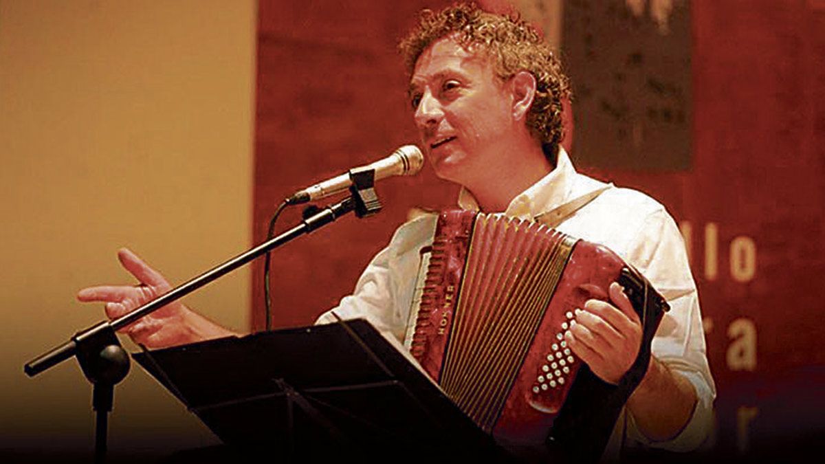 El poeta, recitador y artista plástico berciano Juan Carlos Mestre ofrece hoy un recital junto a Luz Pichel en el monasterio de Carracedo. | GALERÍA ACANTO