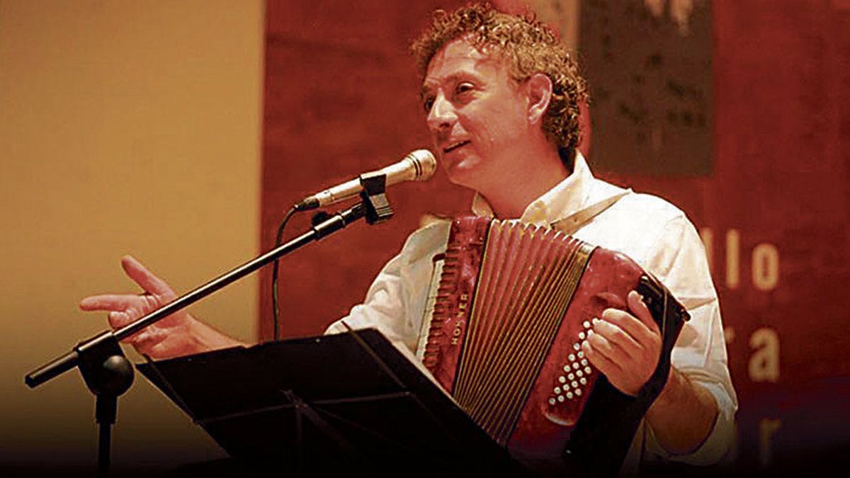 El poeta, recitador y artista plástico berciano Juan Carlos Mestre ofrece hoy un recital junto a Luz Pichel en el monasterio de Carracedo. | GALERÍA ACANTO El poeta, recitador y artista plástico berciano Juan Carlos Mestre ofrece hoy un recital junto a Luz Pichel en el monasterio de Carracedo. | GALERÍA ACANTO