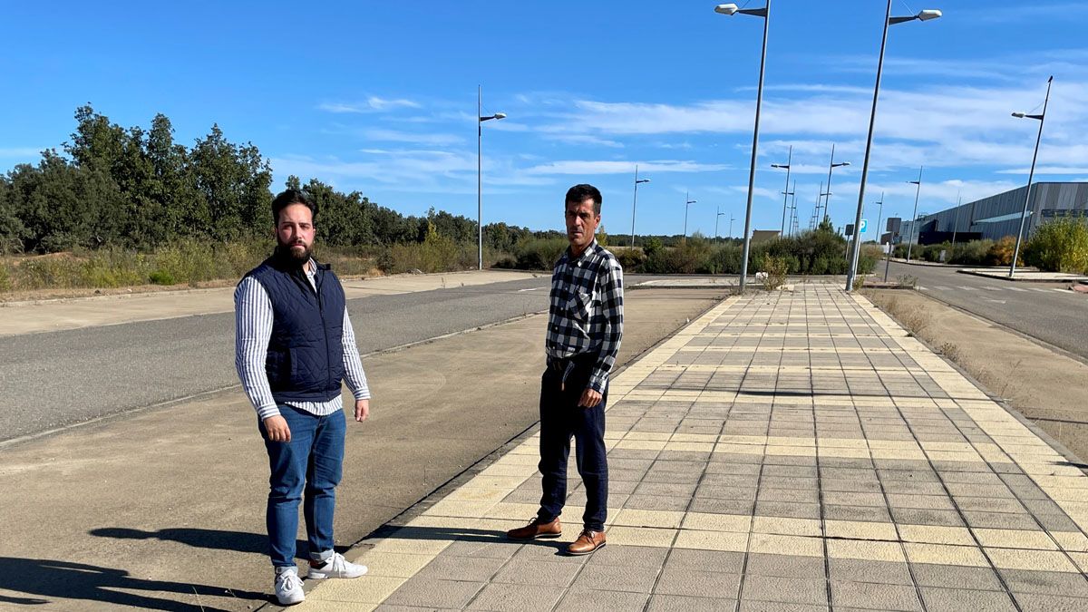 Alejandro Barrera y José Miguel Sarmiento, junto a los terrenos en los que se ampliará el polígono. | L.N.C.
