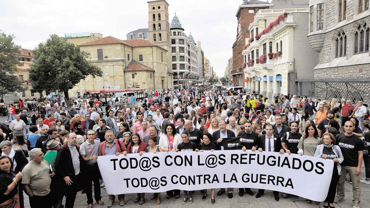 Más de un centenar de leoneses reclamó ayer en la plaza de Botines el fin de la guerra en Siria y mostró su apoyo a los refugiados. | DANIEL MARTÍN