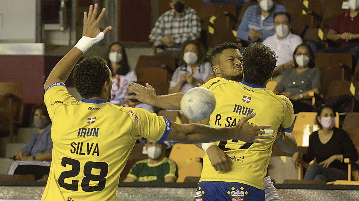 Leandro Semedo realiza un lanzamiento durante el partido del sábado frente al Bidasoa. | MAURICIO PEÑA