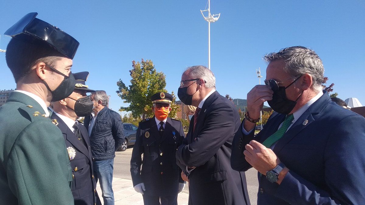 El capitán de la Guardia Civil con el alcalde y el concejal de Seguridad en la celebración de su patrona. | MAR IGLESIAS