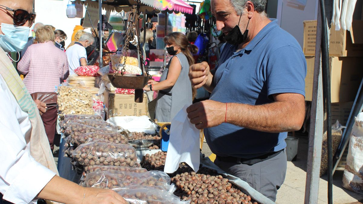 Un puesto de venta de frutos secos en el mercado instalado. | ALFREDO HURTADO