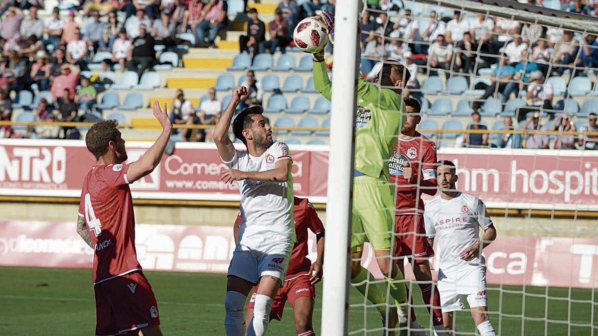 Saúl González busca un balón aéreo durante un partido con la Cultural durante la temporada en la que jugó en León. | MAURICIO PEÑA