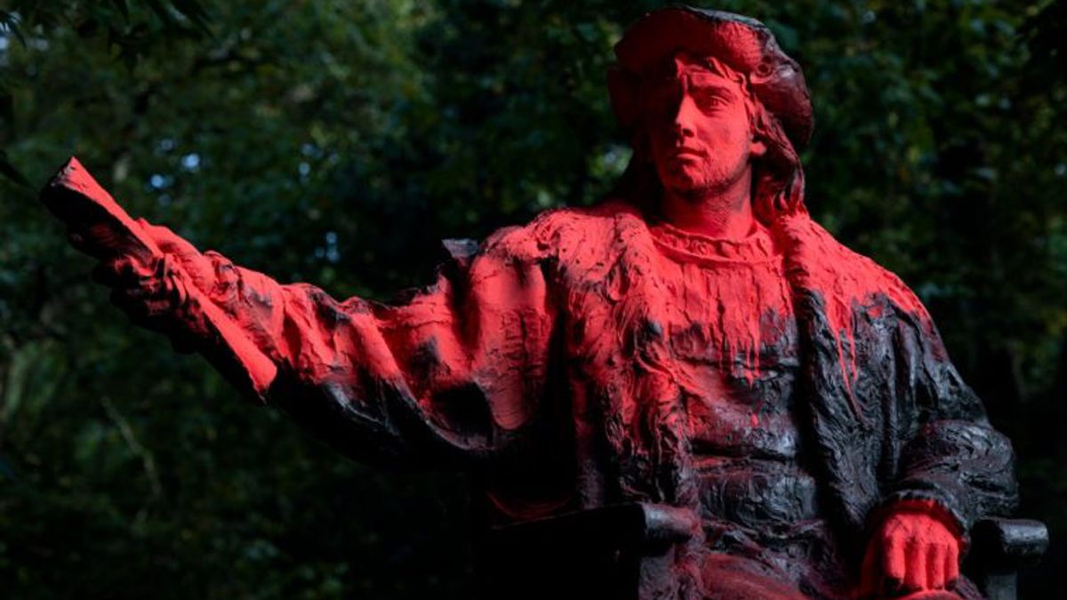 Parte de la estatua de Bañuelos vandaliza el 12 de octubre.