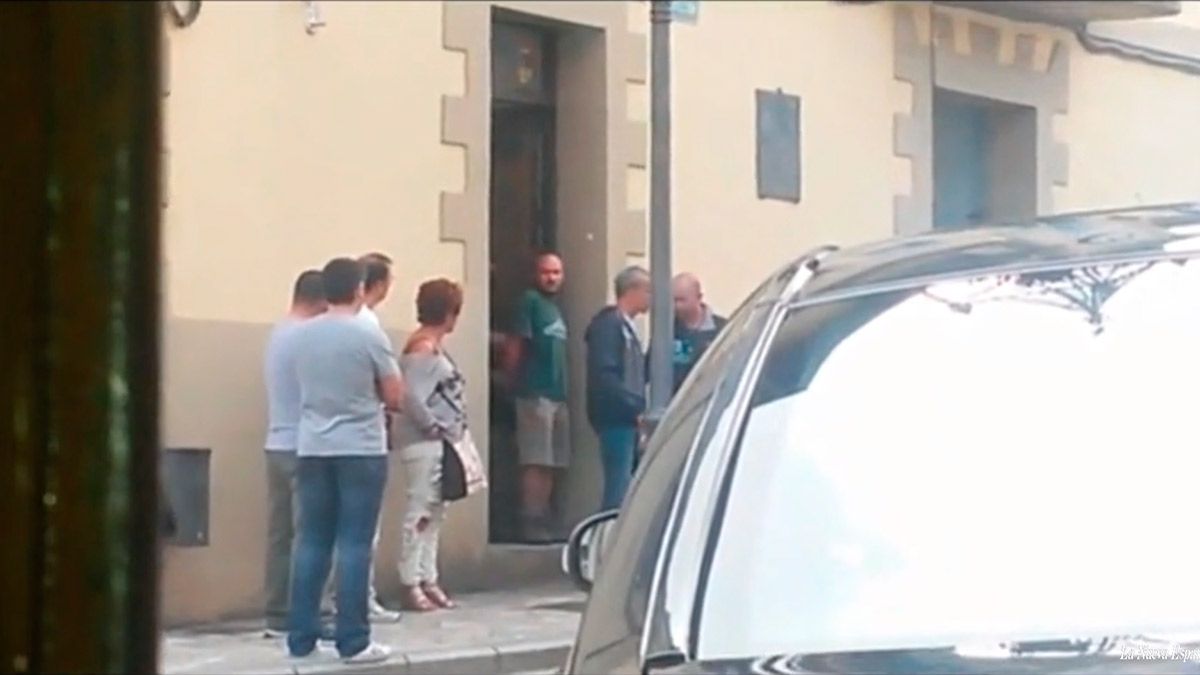Imagen de la detención del principal sospechoso, el hombre de verde. | LA NUEVA ESPAÑA