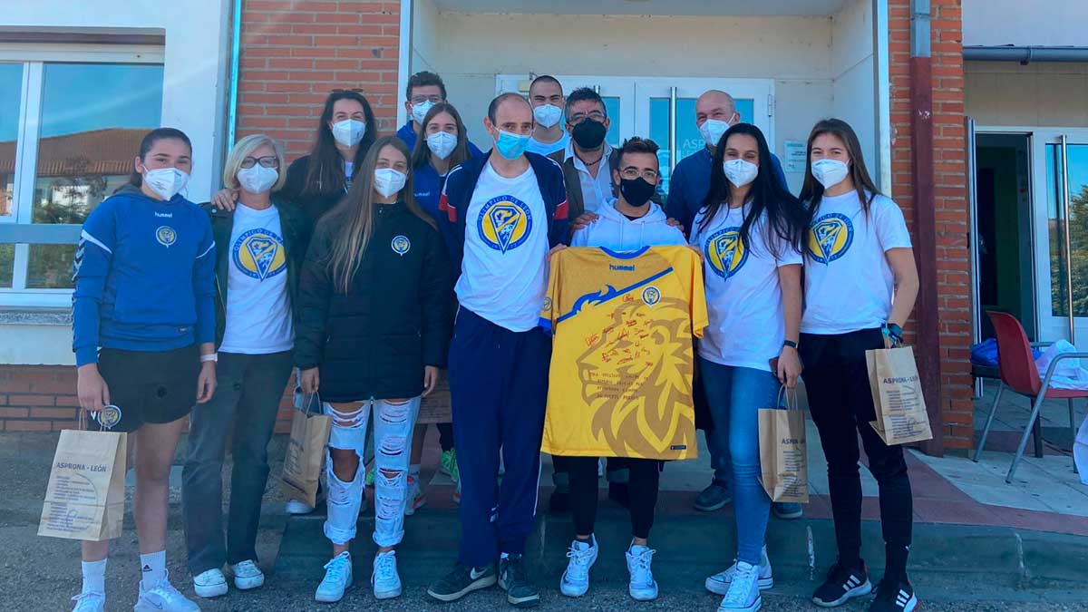 Foto de familia de la expedición del Olímpico que visitó el centro de Asprona. | L.N.C.