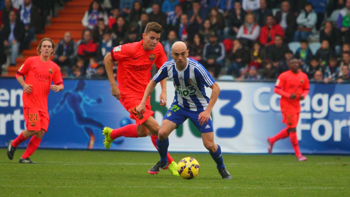 Pablo Infante conduce el balón en el partido de esta temporada frente al Barcelona B en El Toralín. | CÉSAR SÁNCHEZ