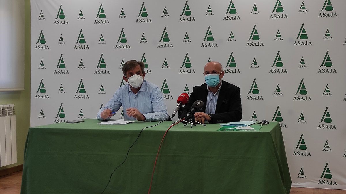 Arsenio García y José Antonio Turrado este miércoles en la sede del sindicato Asaja en León anunciando su movilización de este viernes.