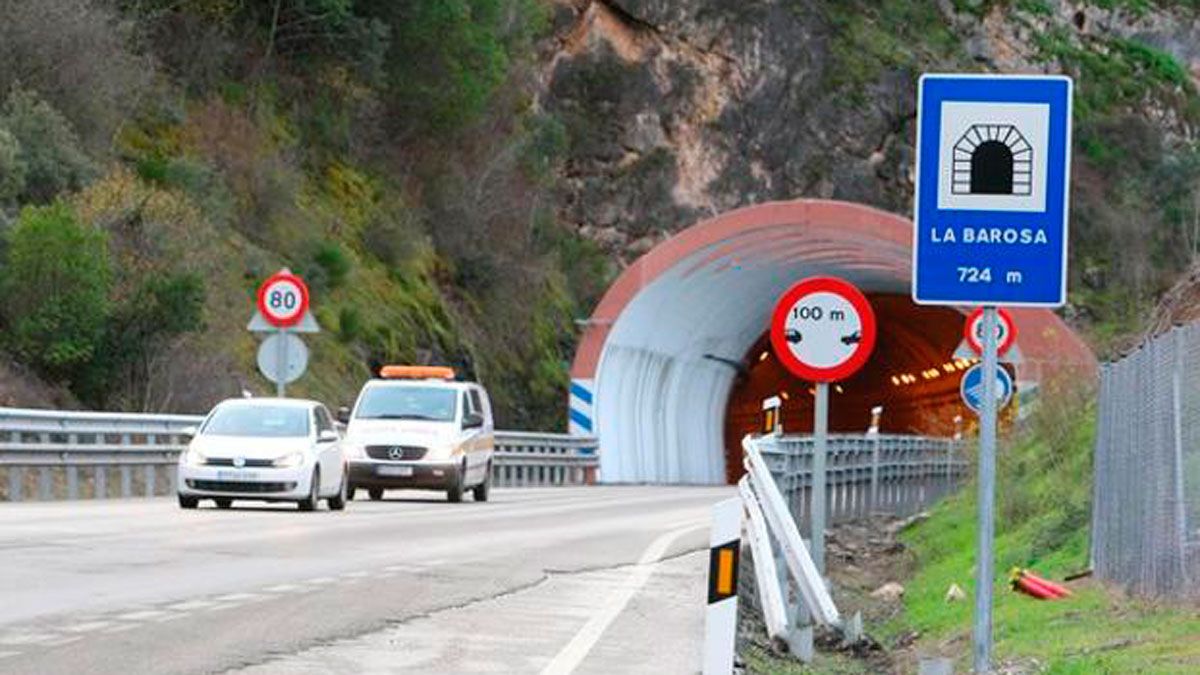 Paso por los túneles de La Barosa, la conexión actual hacia Valdeorras. | ICAL
