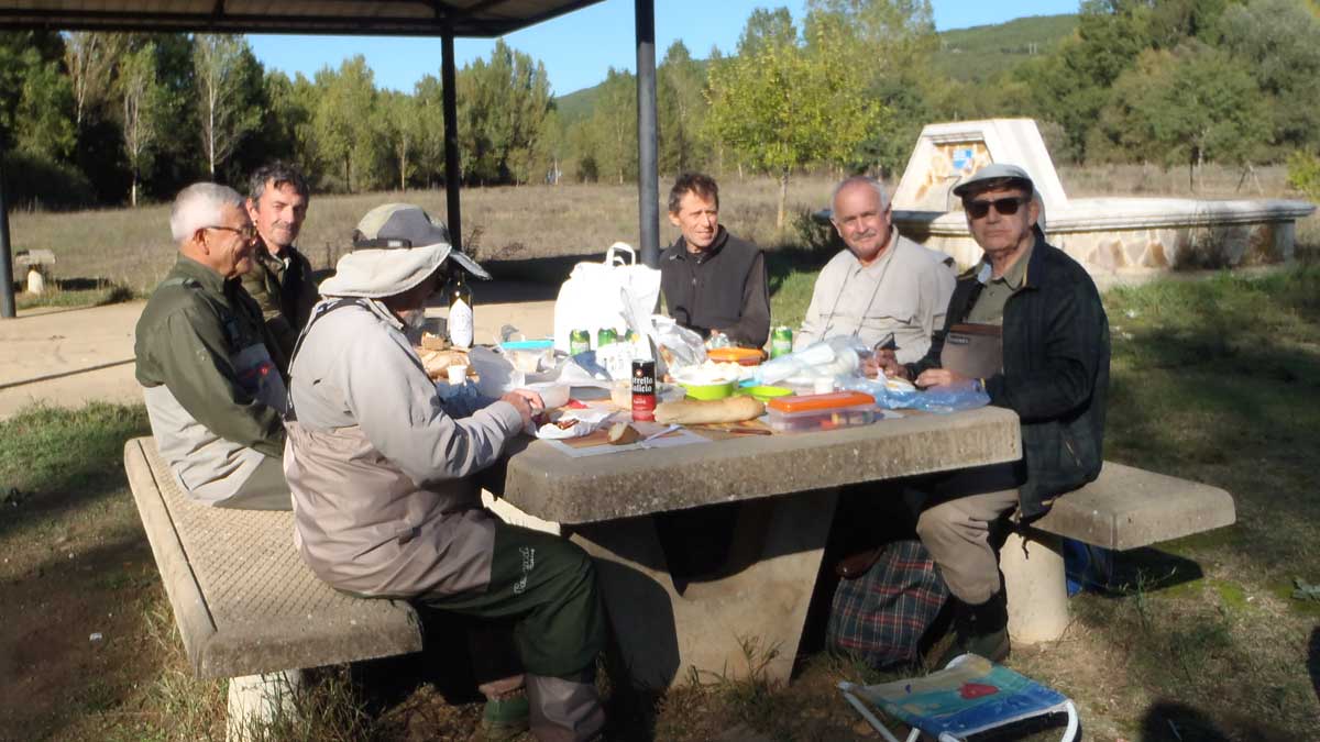 Pescadores realizan un descanso durante una jornada de pesca en León. | R.P.N.