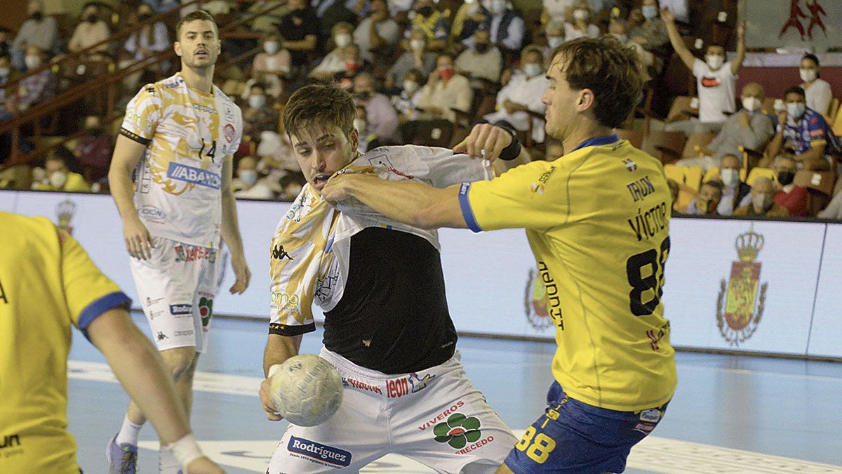 Liapis intenta zafarse de un defensor durante el partido frente al Bidasoa. | MAURICIO PEÑA