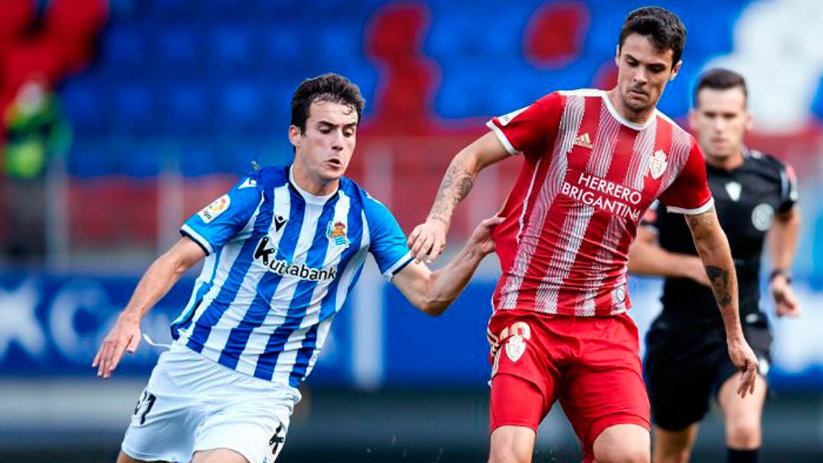 Morán intenta recuperar un balón durante el último partido frente a la Real Sociedad B. | LALIGA