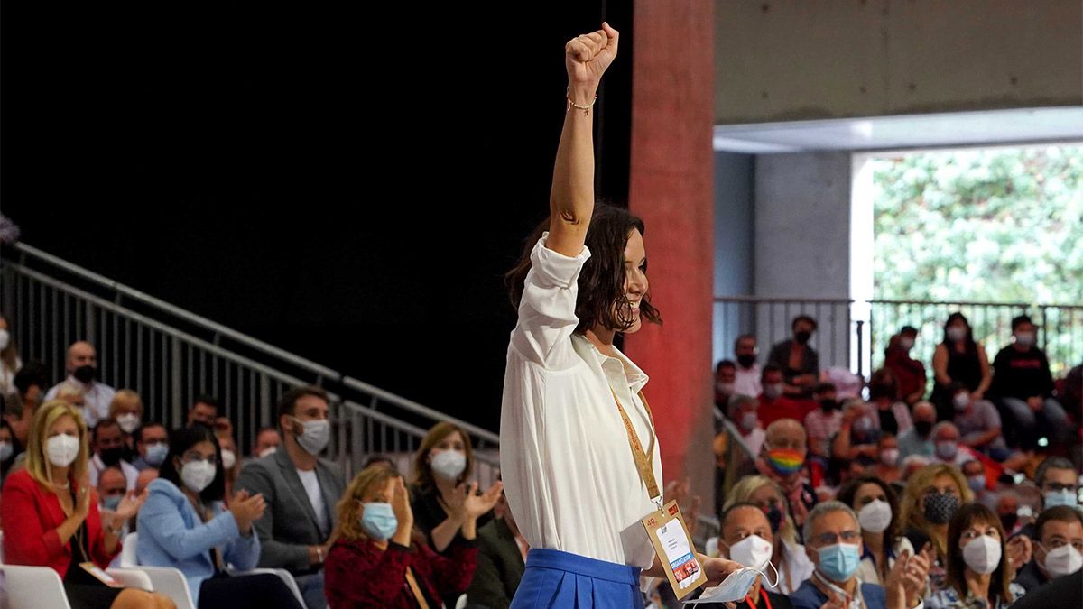 Andrea Fernández, puño en alto, tras ser nombrada secretaria de Igualdad del PSOE en el congreso federal. | ICAL