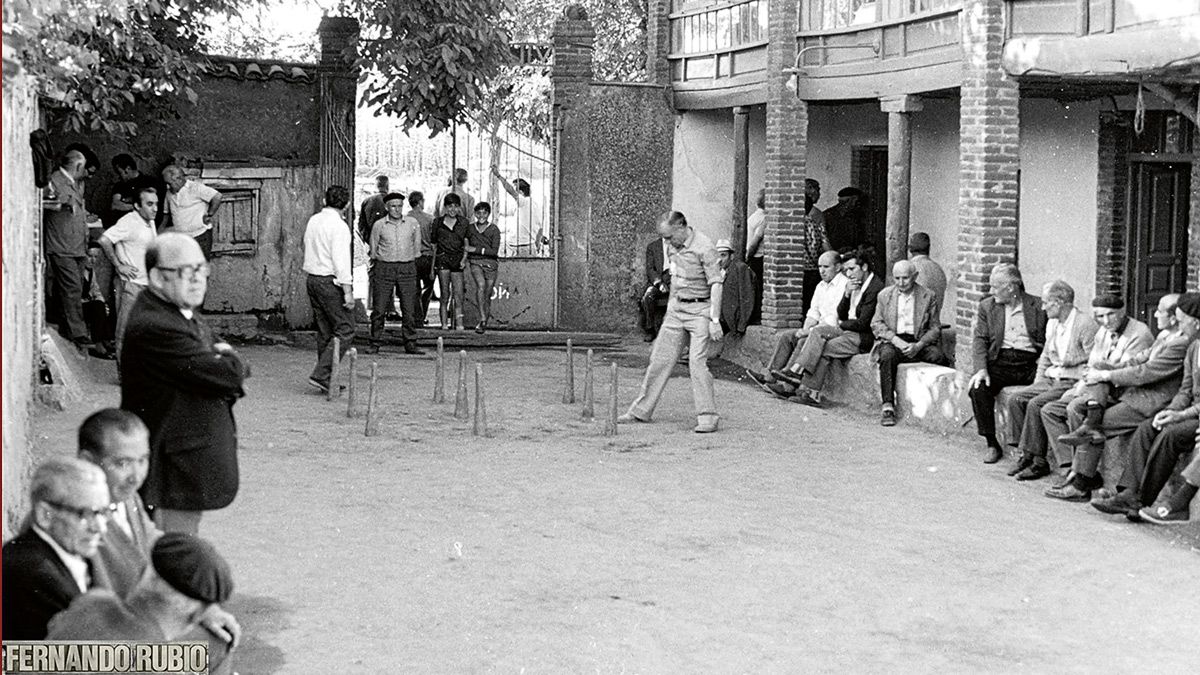 "En ese patio, a modo de corral leonés, había señores mayores con sus boinas echando una partida de bolos o jugando a la rana", dice Pérez. | FERNANDO RUBIO