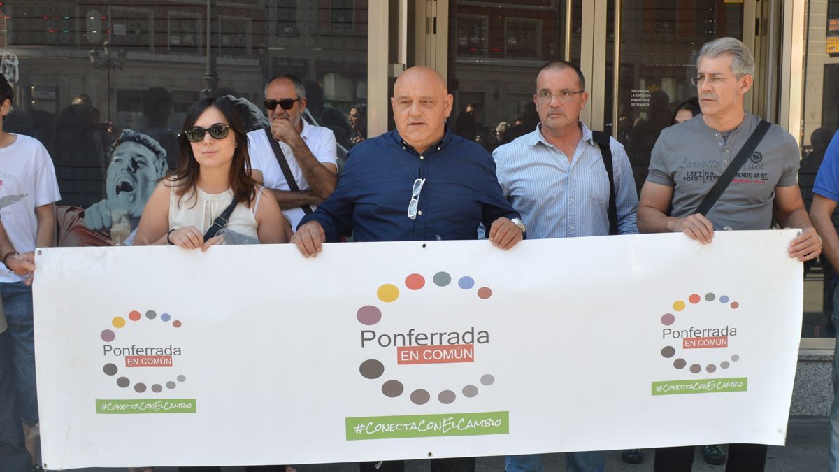 Los ediles de PeC, Rebeca Nieto (I) y Miguel Ángel Fernández (D), ayer en Ponferrada. | L.N.C.