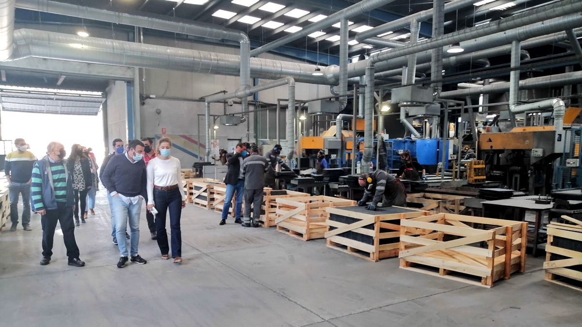 Ester Muñoz ha visitado este lunes Pizarras El Carmen. | L.N.C. Ester Muñoz ha visitado este lunes Pizarras El Carmen. | L.N.C.