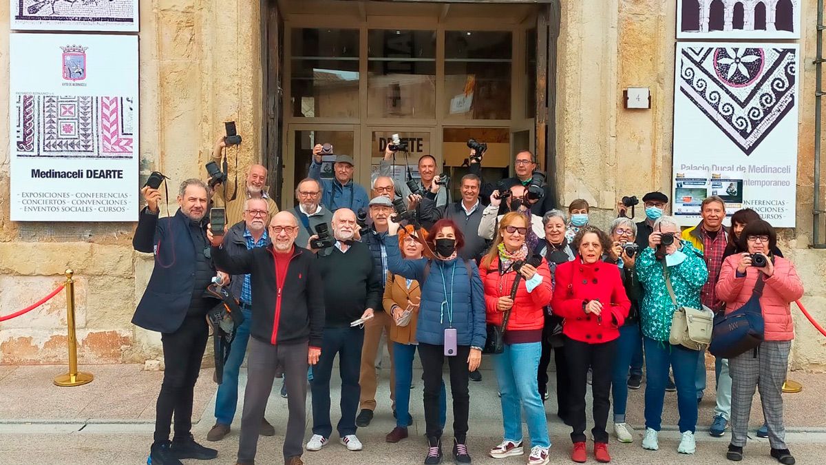 Foto de grupo a las puertas del Palacio Ducal de Medinaceli. | L.N.C.
