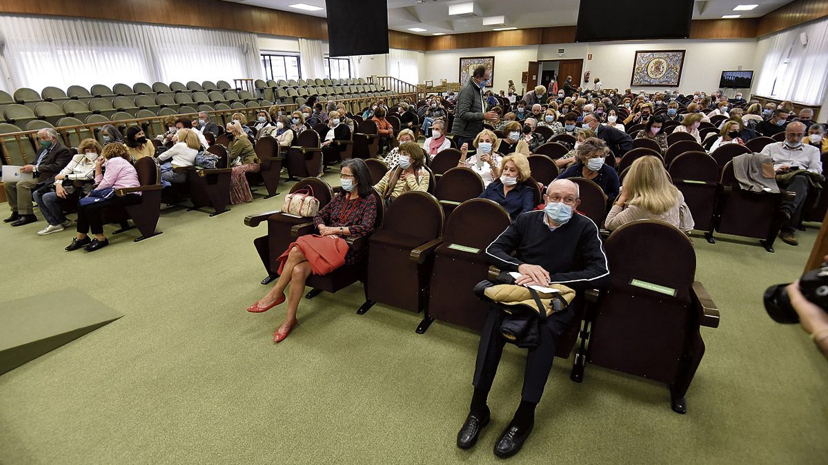 Alumnos de la 'Universidad de la Experiencia' en la inauguración del nuevo curso en El Albéitar. | SAÚL ARÉN